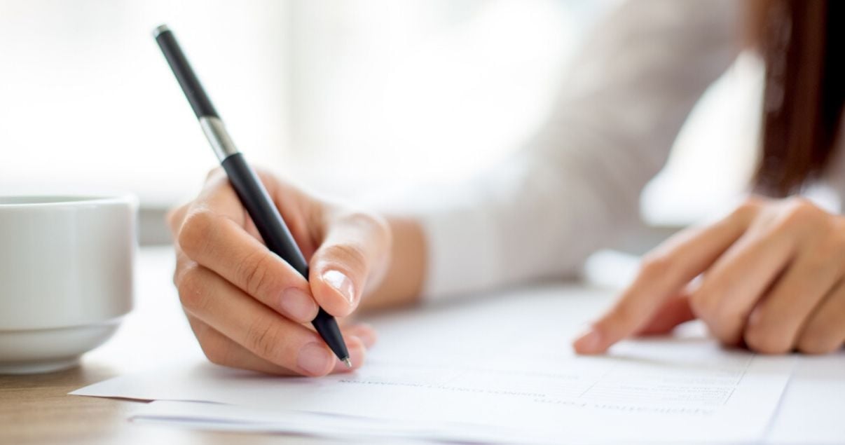 dueña de hotel haciendo revenue management a mano