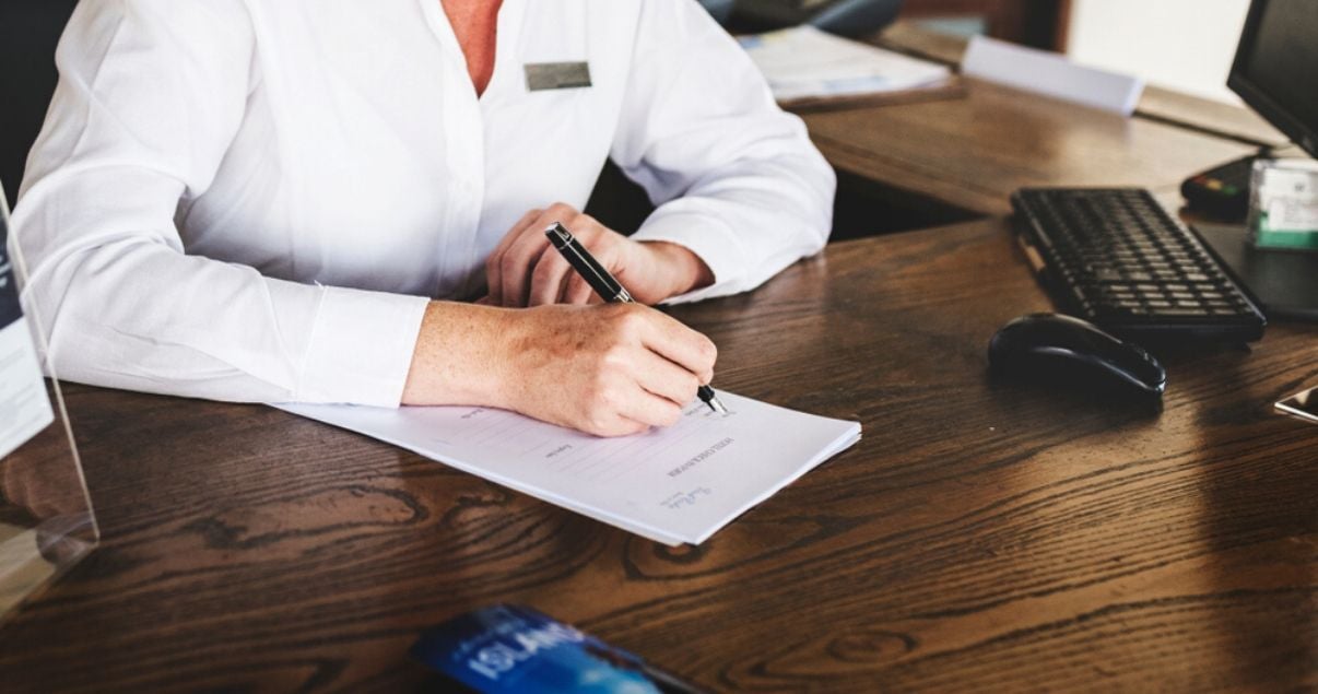 dueña de hotel haciendo trabajo de revenue management en el front-desk