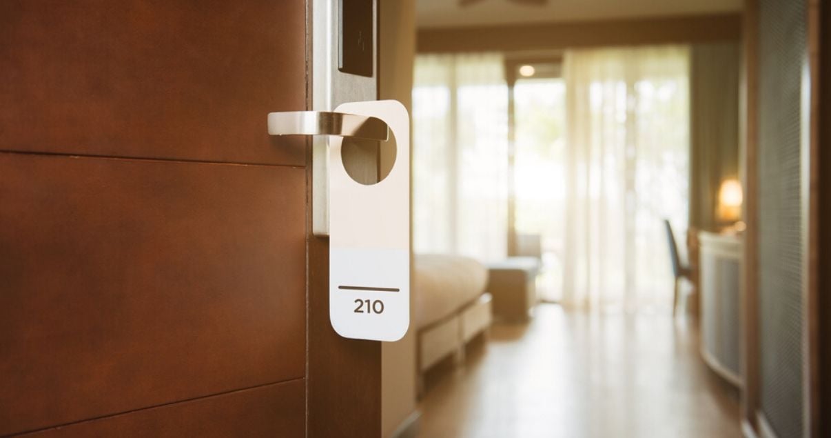 puerta de habitación de hotel con revenue management